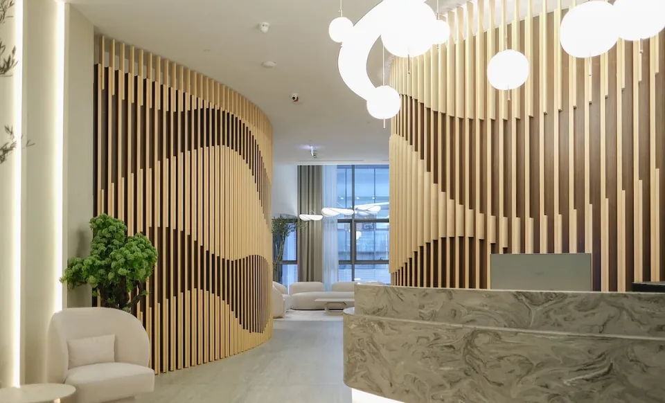 MedArtHair clinic reception in Istanbul with curved wooden walls and marble desk